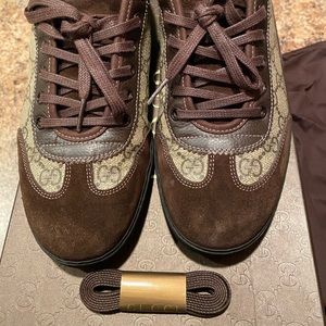 Men’s brown Gucci logo sneakers